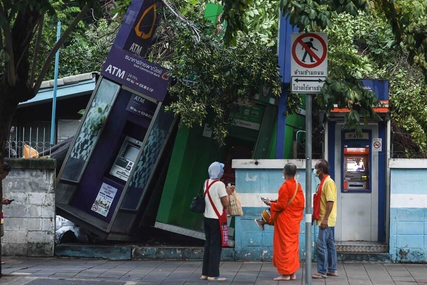 Штурм банков: Банкоматы на верхушках деревьев в противостоянии в Бангкоке