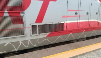 Японские туристы пойманы на горячем при распылении краски на поезде в Бангкоке