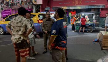 Японский турист избегает банды грабителей-воришек в Паттайе.