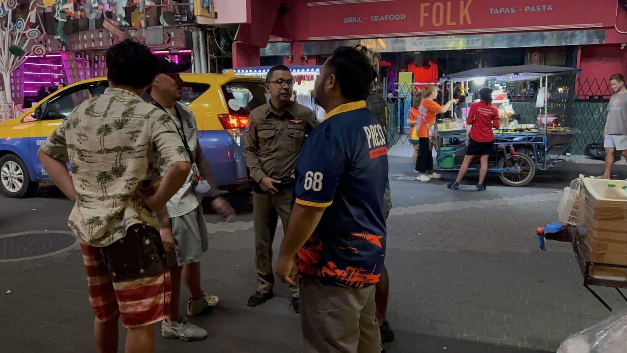 Японский турист избегает банды грабителей-воришек в Паттайе.