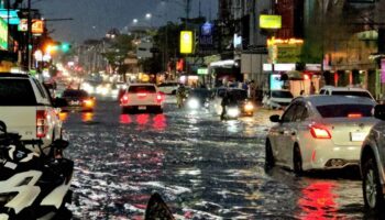 Splash ‘n’ grab: Наводнения наносят ущерб, так как велосипеды в Паттайе смыты потоком