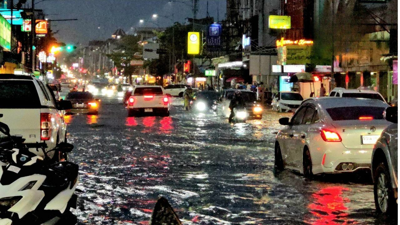 Splash ‘n’ grab: Наводнения наносят ущерб, так как велосипеды в Паттайе смыты потоком