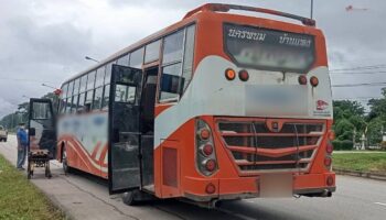 stabbed in his tracks: тайский безумец ударил дедушку на автобусе