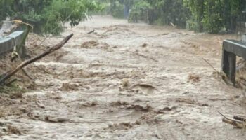 Wipha wallop: Опасения оползня, так как шторм обрушивается на Таиланд