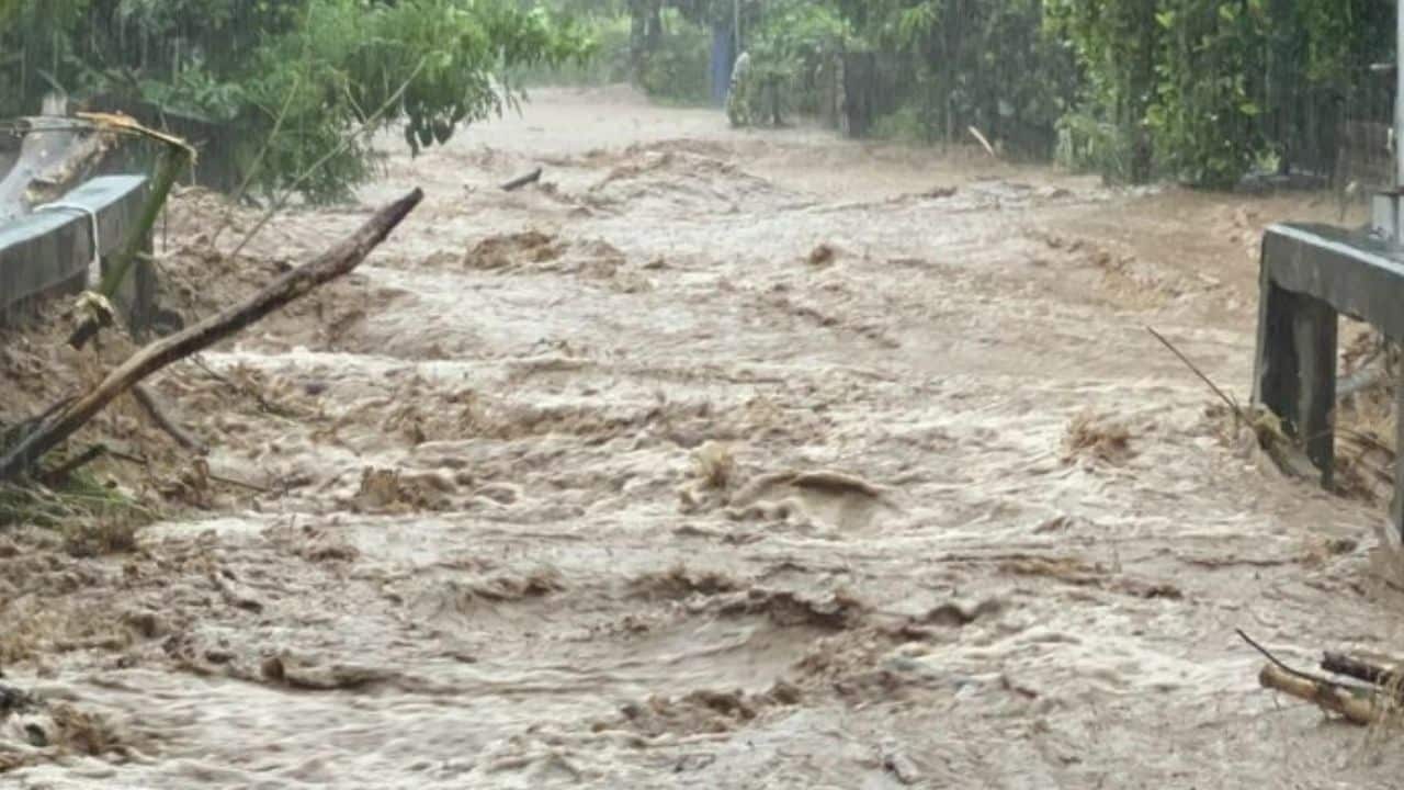 Wipha wallop: Опасения оползня, так как шторм обрушивается на Таиланд