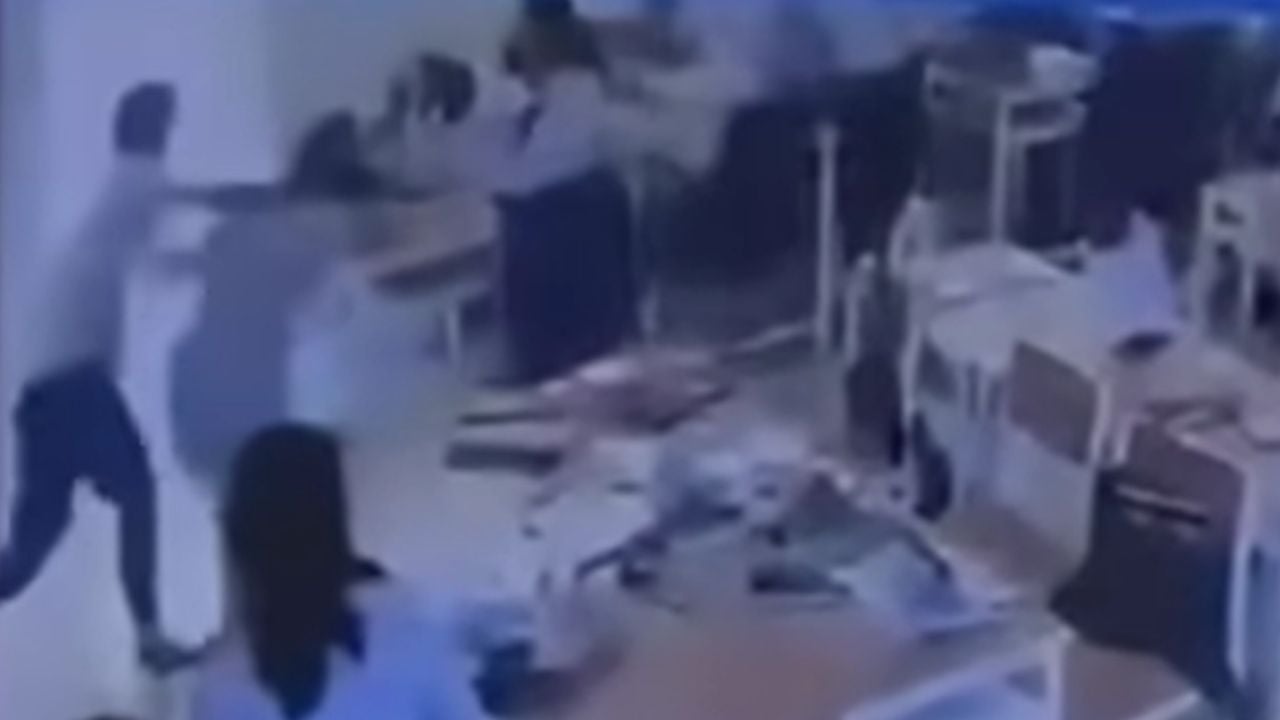 17-летний тайский школьник нападает на учителя после спора по экзамену