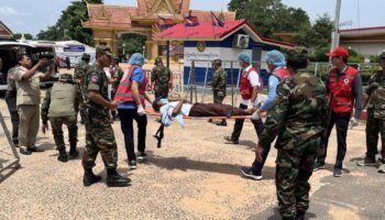 2 камбоджийских военнопленных с психическими проблемами и травмами вернулись домой