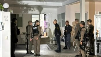 2 китайских мужчины разыскиваются после того, как удерживали тайскую женщину в Паттайе