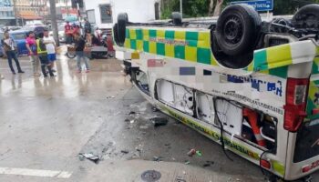 2 человека погибли и 13 получили ранения после того, как спасательный фургон проехал на красный свет в Районге