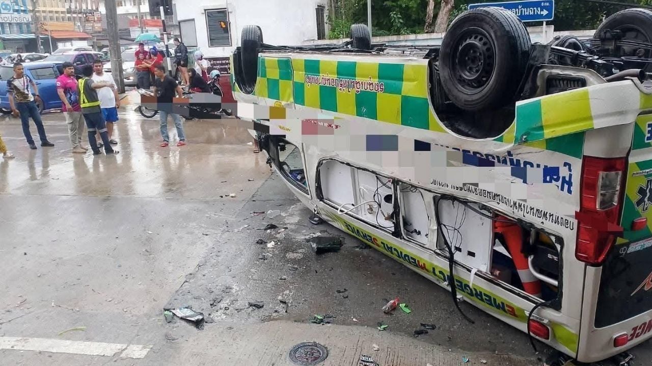 2 человека погибли и 13 получили ранения после того, как спасательный фургон проехал на красный свет в Районге