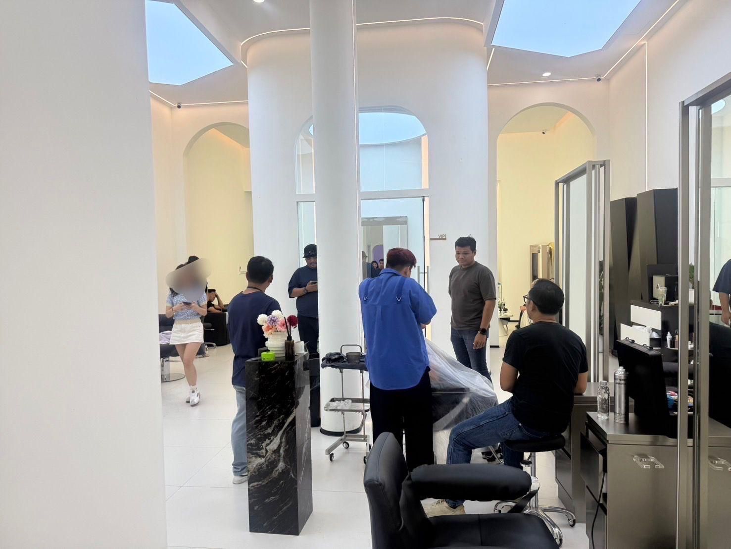 7 китайских парикмахеров арестованы в результате рейда в салоне Бангкока