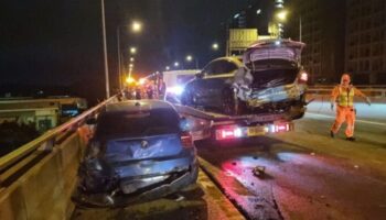 Авария на автостраде с участием автомобилей на высокой скорости вызывает значительное столкновение автомобилей