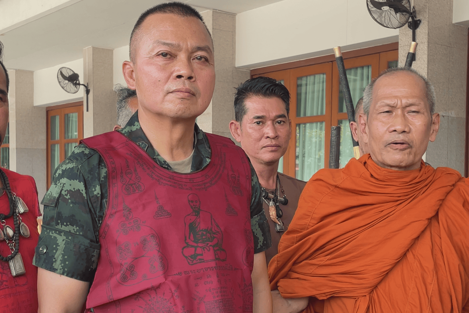 Армия получает освященные футболки, предупреждает о длительных переговорах