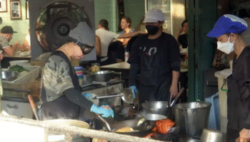 Бангкокская Джей Фай оштрафована на 2,000 бат за неясные цены на омлет с крабом