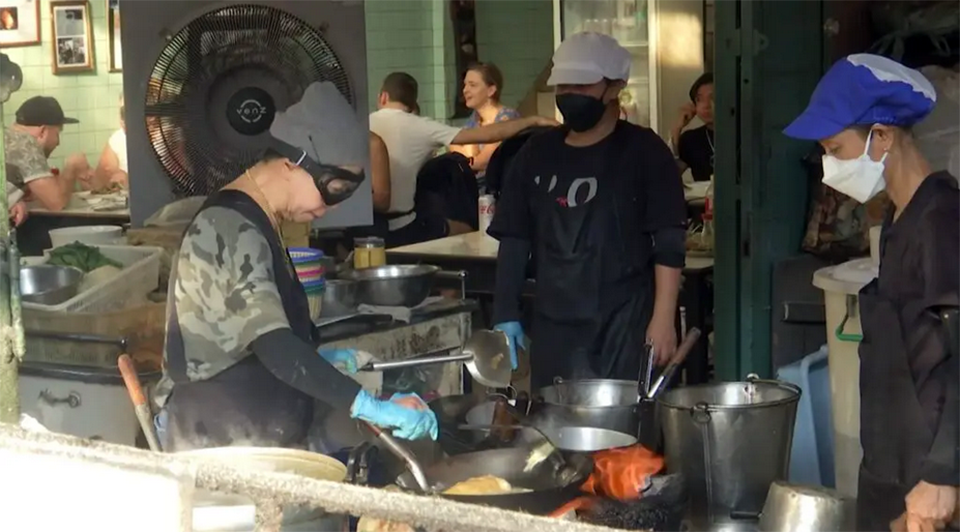 Бангкокская Джей Фай оштрафована на 2,000 бат за неясные цены на омлет с крабом