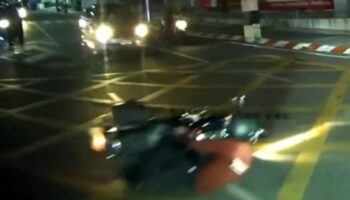 Британский мотоциклист блокирует спасательное транспортное средство и вызывает столкновение в Паттайе