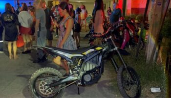 Британского мотоциклиста атаковали после того, как его трюковое колесо повредило тайскую женщину