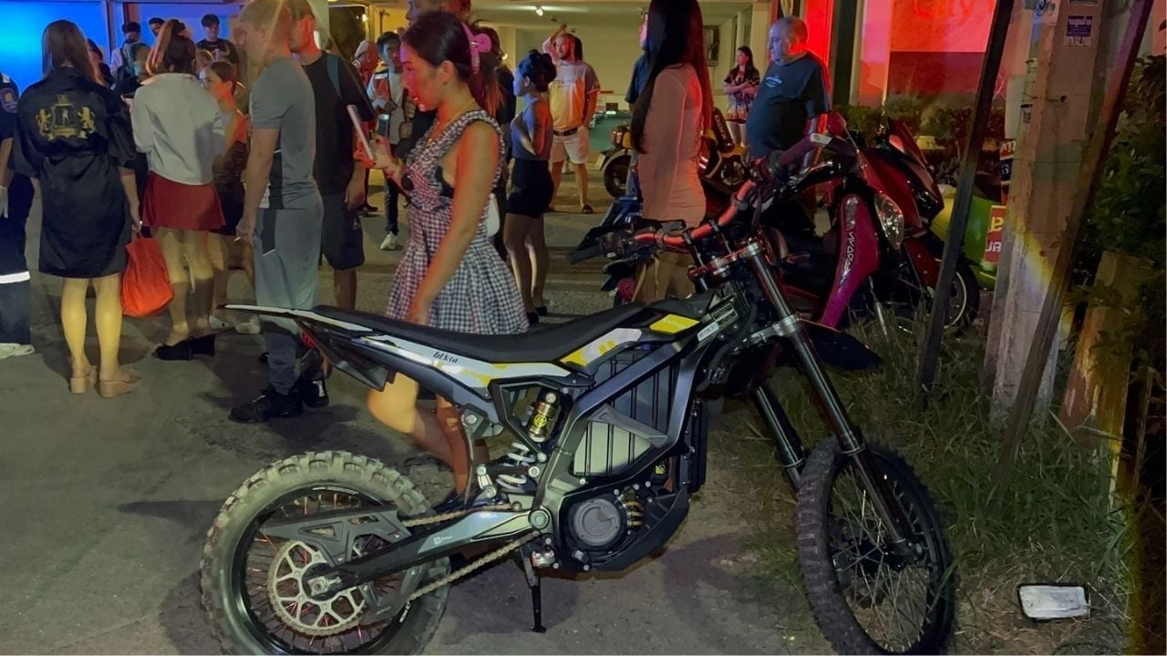 Британского мотоциклиста атаковали после того, как его трюковое колесо повредило тайскую женщину