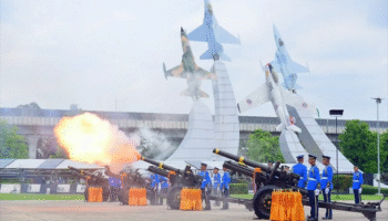 Вооруженные силы произвели 63-пушечный королевский салют в честь дня рождения королевы-матери