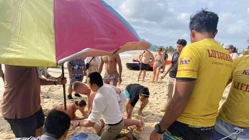 Герои на водных скутерах вытаскивают туриста из водоворота в Пхукете (видео)