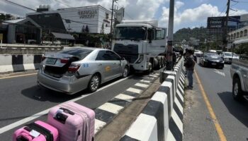 Грузовик врезается в автомобили в ужасе подводного перехода на Пхукете