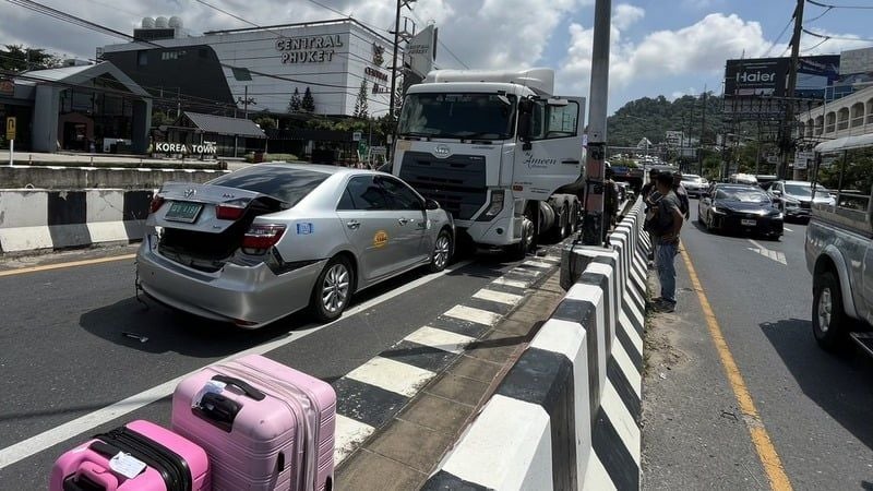Грузовик врезается в автомобили в ужасе подводного перехода на Пхукете