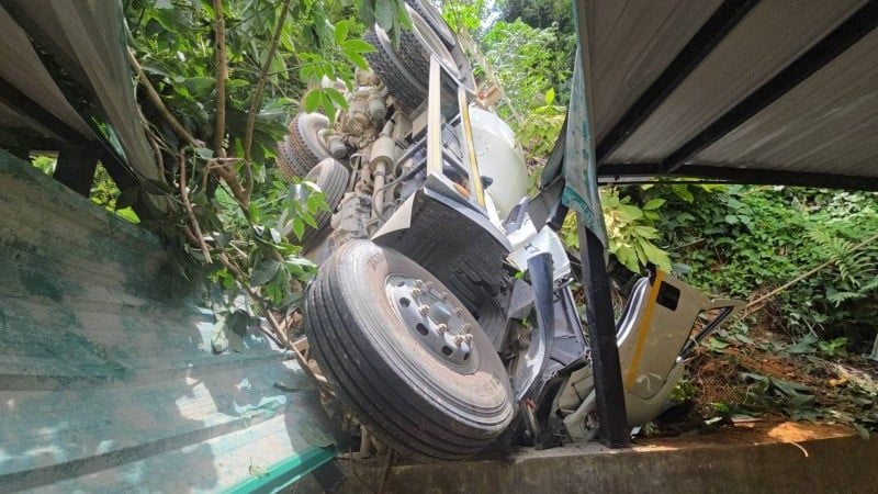 Грузовик с цементом перевернулся в драматичной аварии рядом с кафе на Пхукете