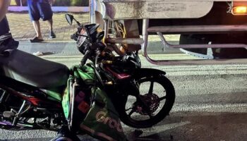 Грузчик GrabFood погиб в столкновении с припаркованным грузовиком в Бангкоке