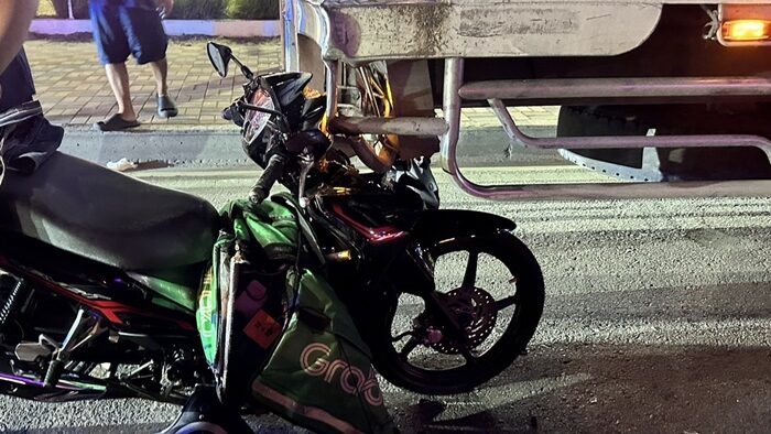 Грузчик GrabFood погиб в столкновении с припаркованным грузовиком в Бангкоке