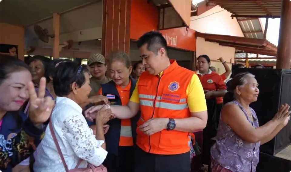 Губернатор Сисакета провожает 105 эвакуированных обратно домой, подчеркивая меры безопасности