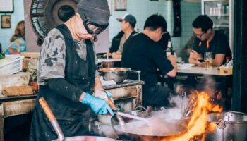 Джей Фай под пристальным вниманием после того, как ютубер заплатил 4 000 бат за омлет с крабом