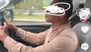 Дилер автомобилей на Пхукете подает в суд после того, как китайский мужчина насмехался над ним в вирусном видео