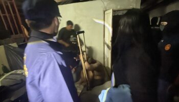 Дилер из Чонбури пойман после того, как проглотил наркотики, чтобы избежать ареста