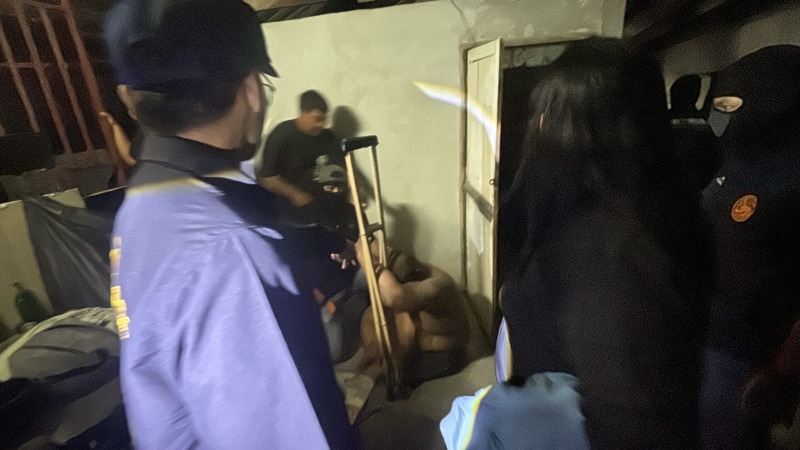 Дилер из Чонбури пойман после того, как проглотил наркотики, чтобы избежать ареста