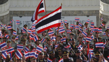 Дипломатия против нажатых на курок ножей