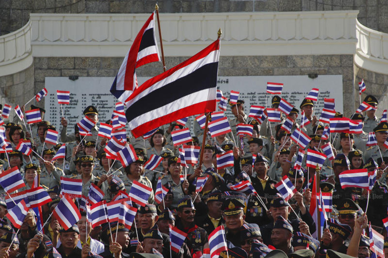 Дипломатия против нажатых на курок ножей