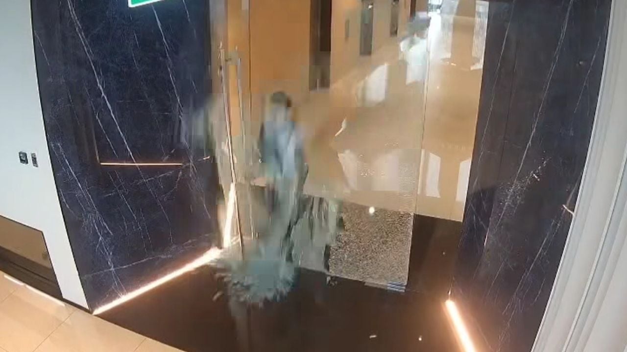 Дочь требует ответственности после того, как мать пострадала от разбитой стеклянной двери