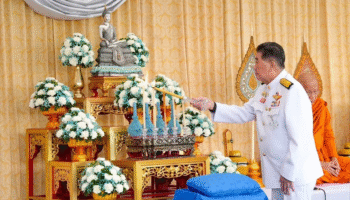 ДПМ Пхунтхам ведет буддийские ритуалы в Санам Луанге в честь Дня рождения королевы-матери