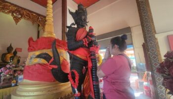 Желающие стекаются в храм центрального Таиланда за благословением для лотереи