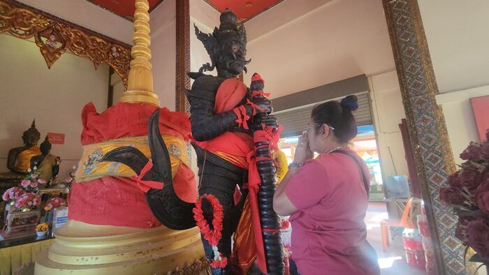 Желающие стекаются в храм центрального Таиланда за благословением для лотереи