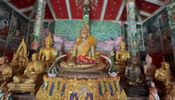 Жители Анг Тхонга ищут удачу в лотерее у древней статуи Будды