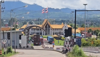 Закрытие границы Мьянмы в провинции Так нарушает торговлю, оставляя сотни грузовиков в затруднительном положении.