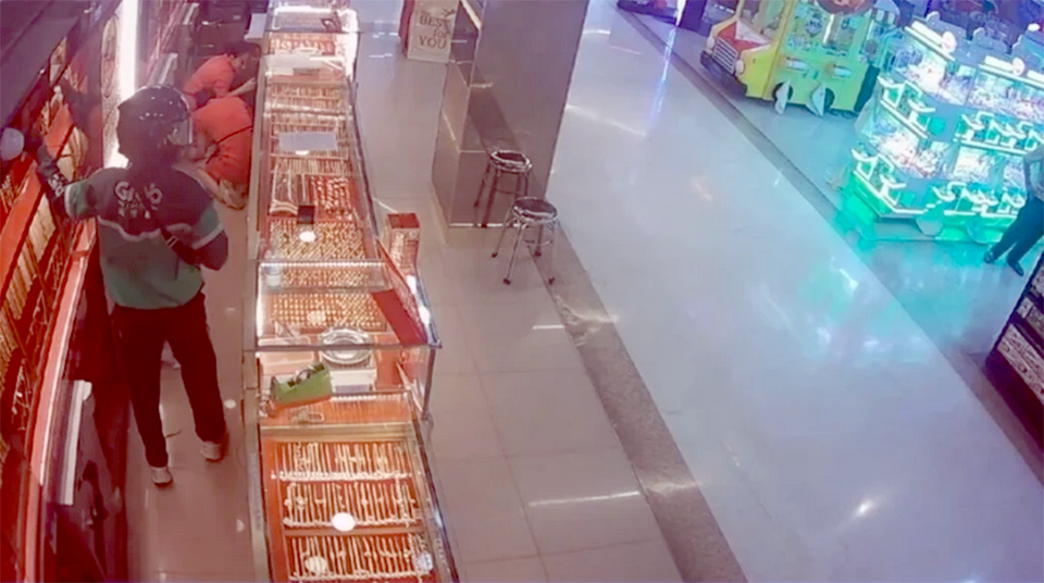 Золотое ограбление в Самутпракане: грабитель в униформе курьера украл 8,6 миллиона бат