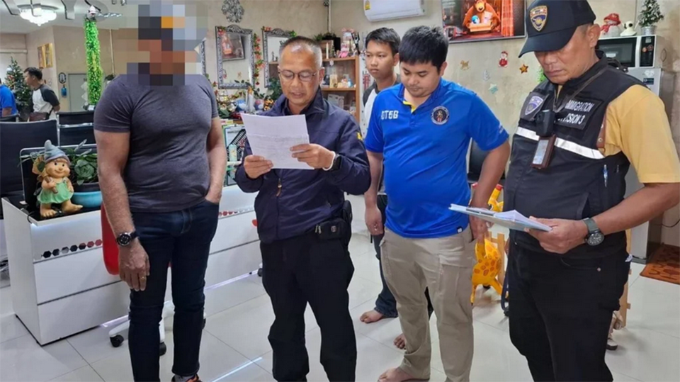 Индийско-американский учитель арестован в Супханбури по подозрению в неправомерных действиях в школе