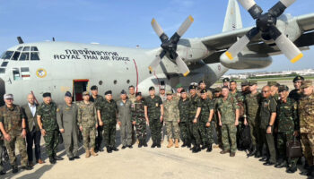 Иностранные военные атташе, дипломаты и представители СМИ посещают места атак в Камбодже в Си Са Кете.