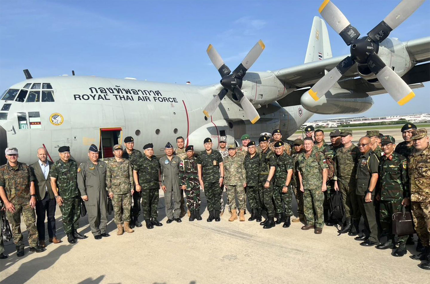 Иностранные военные атташе, дипломаты и представители СМИ посещают места атак в Камбодже в Си Са Кете.