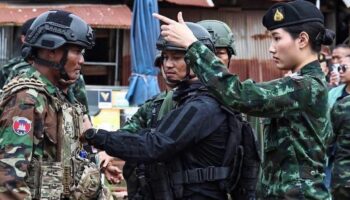 Камбоджийский солдат нарушает контрольный пункт Таиланда под воздействием (видео)