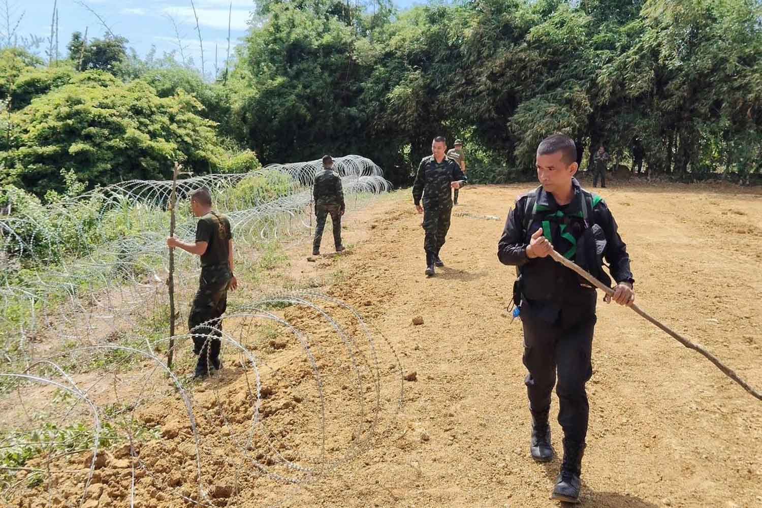 Колючая проволока блокирует мошенников, наркоторговцев и нелегальных иммигрантов в Камбодже