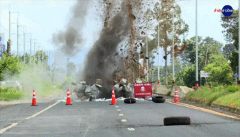 Команды EOD нейтрализуют зарытый ракетный боезаряд рядом с разбомбленной автозаправочной станцией в Сисакаде