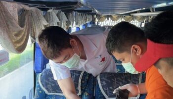 Конец путешествия: Женщина найдена мертвой в туристическом автобусе в Пхетчабури